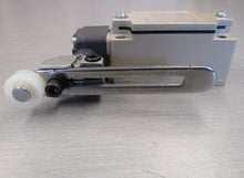 Load image into Gallery viewer, Omron D4B-4111N Rotary Roller Lever Limit Switch
